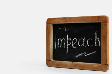 Beyaz arkaplanda IMPEACH sözcüğüyle tebeşir tahtası