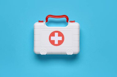 Mavi arka planda oyuncak ilk yardım seti. Üst görünüm