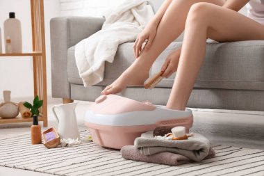 Masaj banyosu ve spa malzemeleri olan bir kadın.