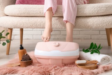 Masaj banyosu ve spa malzemeleri olan kadın bacakları.