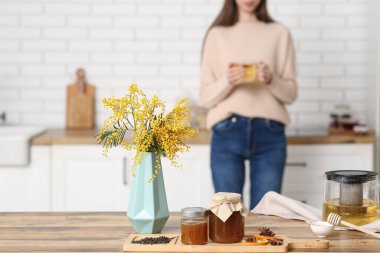 Mutfaktaki masada ballı yeşil çay.
