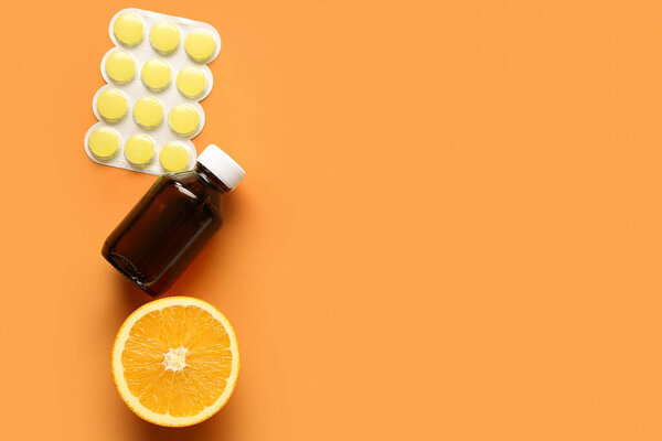 Таблетки от боли в горле с сиропом от кашля и оранжевым на цветном фоне