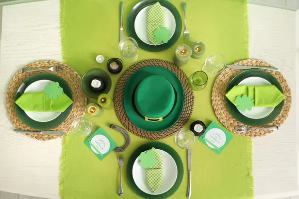 Leprikon şapkasıyla servis edilen şenlik masası, üst manzara. Aziz Patrick Günü kutlaması