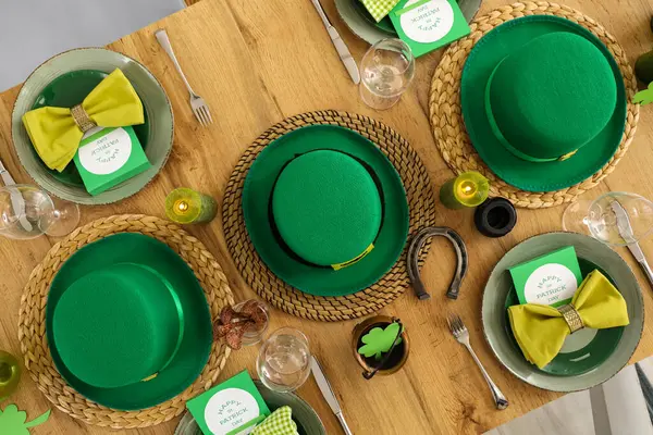 Leprikon şapkaları, at nalı ve yoncalarla servis edilen şenlik masası. Aziz Patrick Günü kutlaması