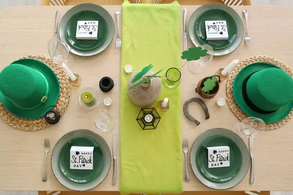 Aziz Patrick Günü kutlamaları için cüce şapkası ve süslemeleriyle servis edilen şenlik masası.