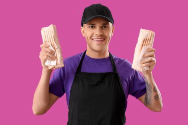 Mor arka planda lezzetli donör kebabı olan aşçı