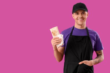 Mor arka planda lezzetli donör kebabı olan aşçı