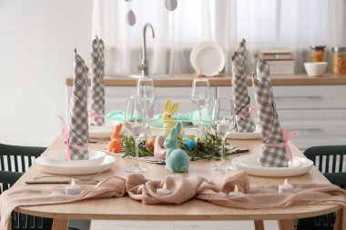 Mutfaktaki Paskalya kutlaması için güzel bir masa.