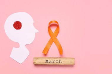 Kağıt beyin, Kelime Marşı ve pembe arka planda turuncu kurdele. Çoklu Skleroz Farkındalık Ayı