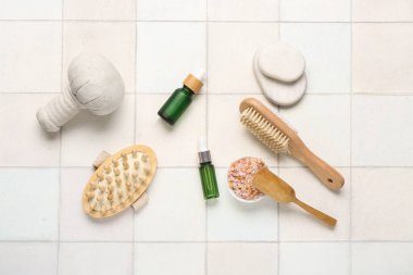 Açık fayans arkaplanındaki güzel spa kompozisyonu