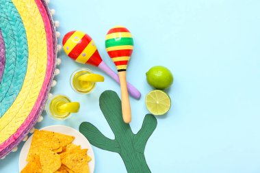 Maracas, nachos, mavi arka planda limon ve kağıt kaktüs.