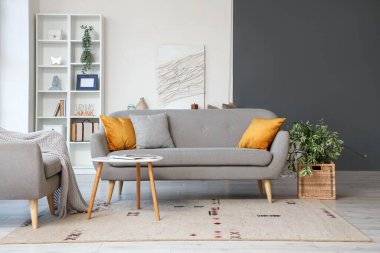 Rahat kanepesi ve raf ünitesi olan şık bir oturma odası.