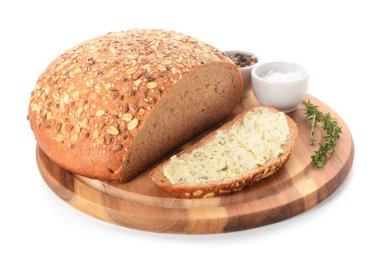 Tahta tahta ekmek dilimi, taze tereyağı, biber ve beyaz arka planda tuz.