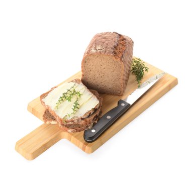 Beyaz arka planda taze tereyağlı tahta ekmek dilimleri.