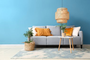 Rahat kanepesi ve lambası olan modern bir oda.