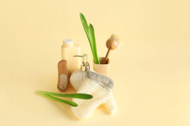 Renkli arkaplanda bitki yaprakları ve spa malzemeleriyle kompozisyon