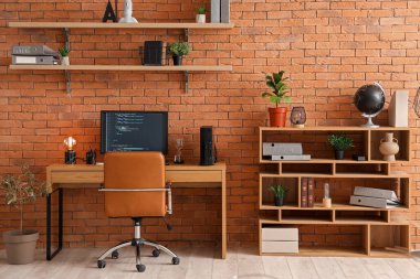 Programcı işyeri ve rafları olan modern ofisin içi