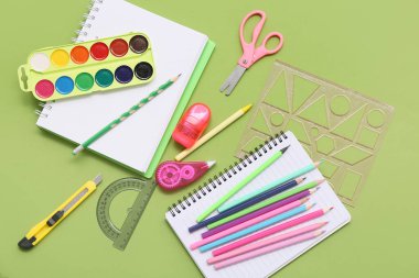 Yeşil arka planda farklı bir kırtasiye malzemesi. Üst görünüm