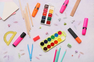 Beyaz grunge arka planında farklı bir kırtasiye malzemesi. Üst görünüm