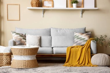 Rahat kanepesi, rafları ve sehpası olan şık bir oturma odası.