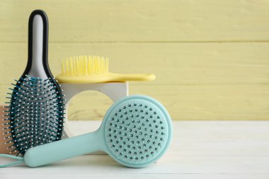 Beyaz ahşap arka planda saç fırçaları