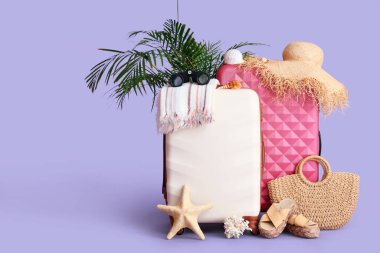Bavullar, şık plaj aksesuarları, egzotik bitki ve renk arkaplanı dekoru.