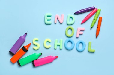 Okulun Sonu, renkli kalemler ve mavi arkaplanda keçeli kalemler. Üst görünüm