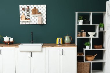 Tahta ve mutfak eşyalarıyla şık bir mutfak.