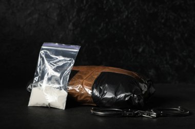 Geçmişinde kelepçe olan uyuşturucu paketleri.