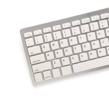 Modern kablosuz klavye beyaz arkaplanda izole edildi, yakın plan