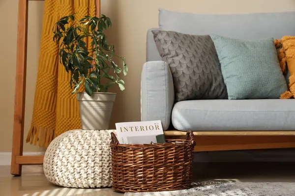 Kanepesi, yastıkları, çiçekleri ve dergileri olan şık bir oturma odası.