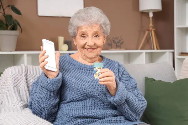 Son sınıf öğrencisi, ilaç şişesi ve cep telefonu alıp evdeki koltukta oturuyor.