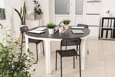 Çalışma yeri ve bitkileri olan modern ofis.