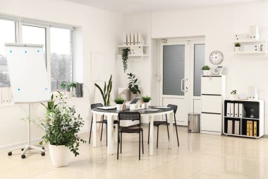 Çalışma yeri, kapısı ve bitkileri olan modern ofis.