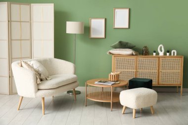 Rahat kanepesi ve çekmeceleri olan modern bir oturma odası.