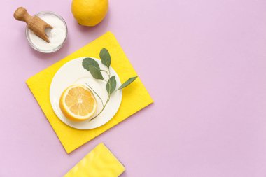 Leylak arka planında kabartma tozu, limon, toz ve temizlik süngeri ile kompozisyon