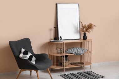 Rahat siyah koltuk ve raflar vazoda otlu vazo, boş çerçeve ve modern oturma odasının içinde heykel.