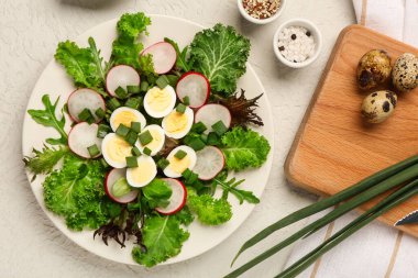 Kaynamış bıldırcın yumurtası ve baharatlı taze salata.