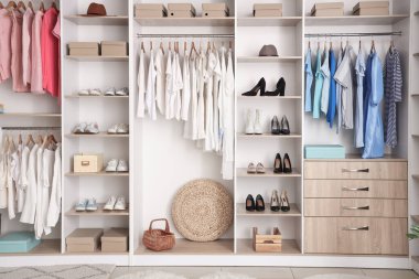 Şık bahar kıyafetleri ve aksesuarları olan modern gardırop.