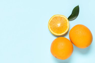 Mavi arka planda lezzetli portakallı kompozisyon