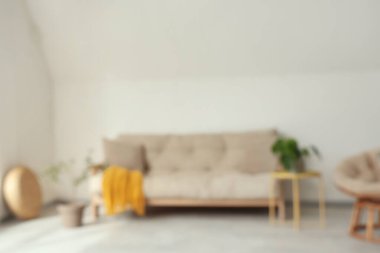 Koltuğu, masası ve koltuğu olan bulanık bir oturma odası.