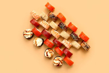 Bej arka planda lezzetli suşi ruloları