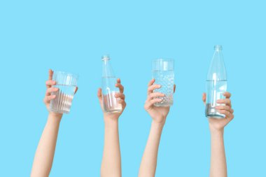 Renkli arka planda farklı su bardakları olan kadın eller, yakın plan