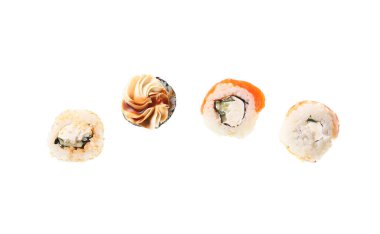 Beyaz arka planda lezzetli uçan suşi ruloları