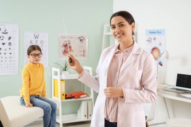 Klinikte iğnesi olan kadın göz doktoru.