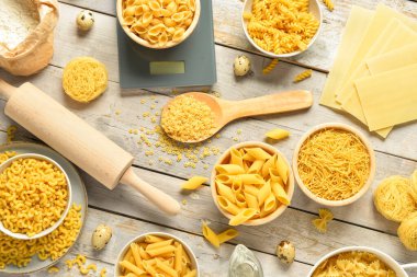 Farklı tipte çiğ makarna ve mutfak gereçleri.