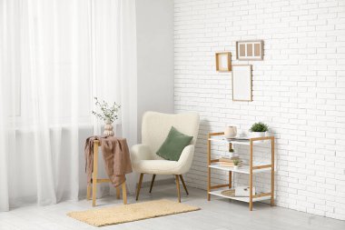 Oturma odasındaki taburede çiçek açan bir vazo.