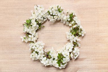 Ahşap arka plan güzel çiçek açması dallarında çerçeve yapılmış