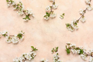 Çerçeve, bej arka planda çiçek açan güzel dallardan yapılmıştır