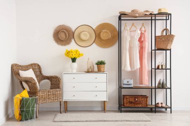 Koltuğu, çekmecesi ve askısı olan modern salonun şık iç tasarımı.